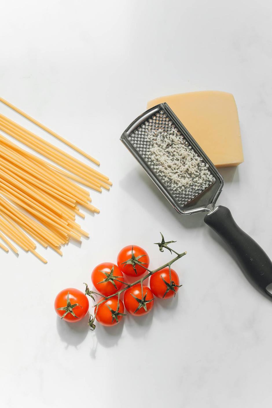 ribež, sir, rajčice, špageti | Author: Polina Tankilevitch/Pexels